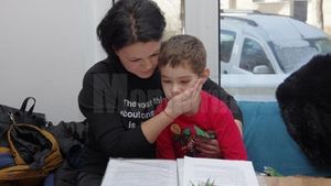 La 7 ani, Mihnea suferă de o boală genetică rară. Şansa la o viaţă normală constă într-un aparat care costă aproape 100.000 de euro. Părinţii, apel cu lacrimi în ochi pentru salvarea fiului lor
