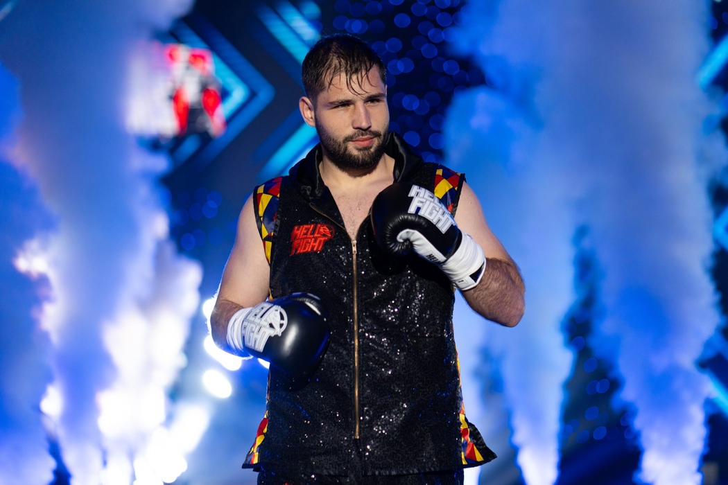 (P) Arena DVTK vuiește în timp ce turneul HELL Boxing Kings debutează cu knockouturi, victorii și tribune pline