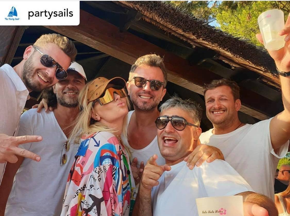 Costi Alecu, alături de Delia, Răzvan Munteanu și alți amici