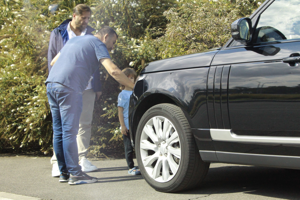 Lucian Mitrea s-a întâlnit cu un prieten și i-a prezentat mașina, un Range Rover