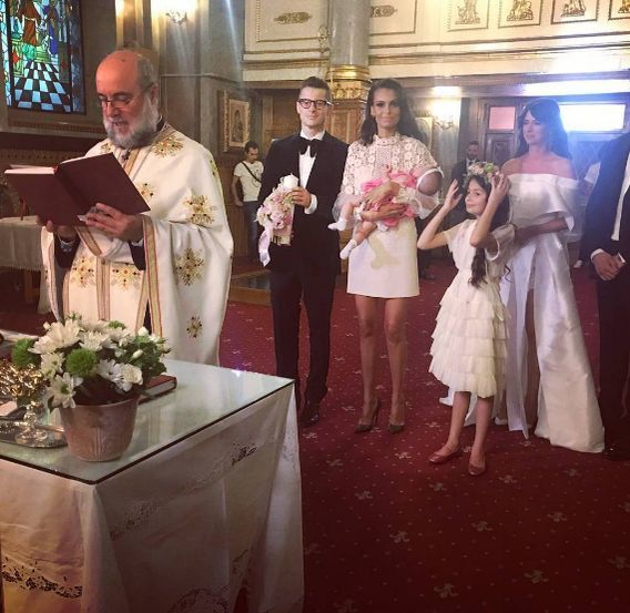 DIANA BART a îmbrăcat rochia de mireasă! Prezentatoarea s-a cununat religios şi şi-a creştinat fetiţa
