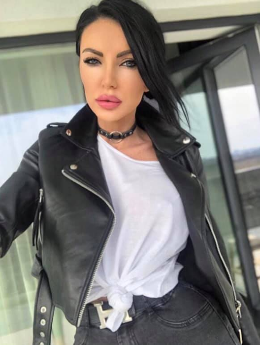 Raluca „Bombardiera”, filmată în club alături de fotomodelul Kinsey Wolanski, cea care a intrat pe teren la finala Ligii Campionilor