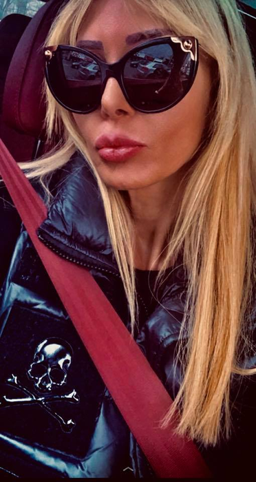 Maya Marcu este supranumită ”Regina selfie-urilor din lumea bună”