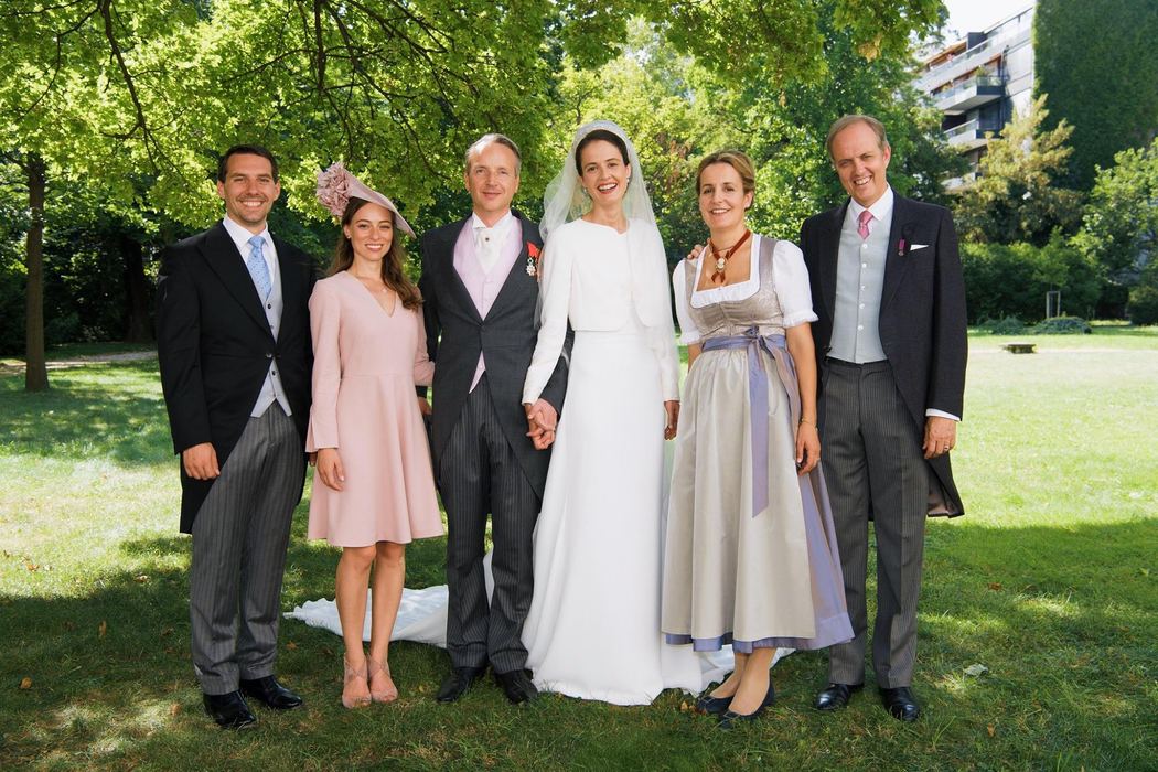 Pentru ceremonia religioasă, viitoarea Lady Di a României a îmbrăcat o rochie cu mâneci lungi
