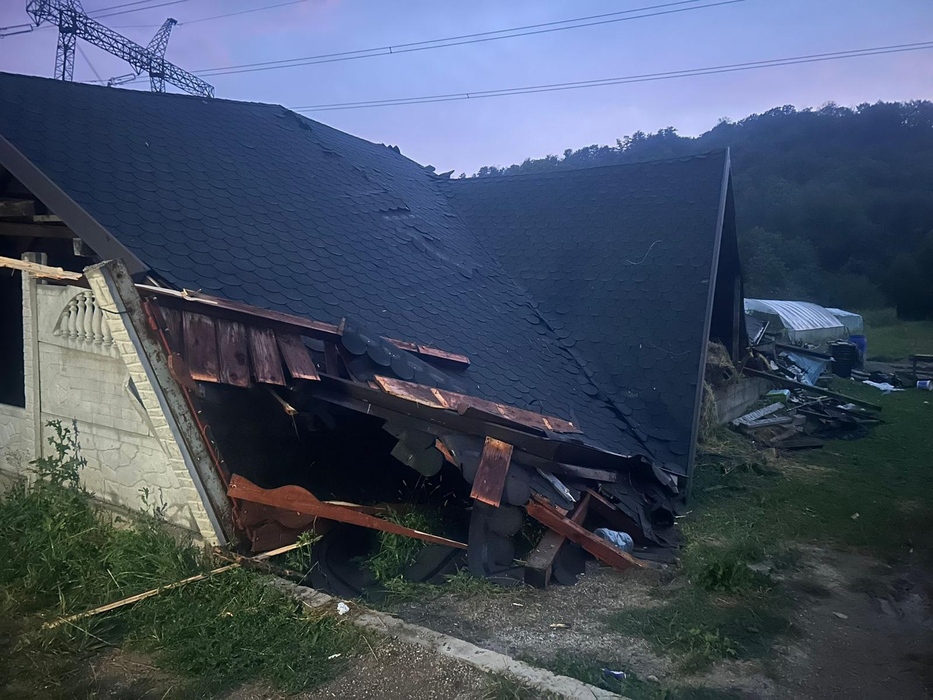El este tânărul care a murit strivit de un acoperiș în Argeș, în timp ce încerca să se adăpostească de furtună. Octavian avea doar 18 ani