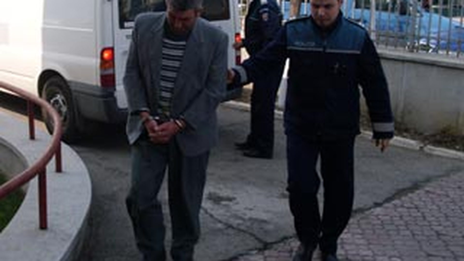 Recidivist, arestat ca a incercat sa-si violeze fiica de 15 ani!