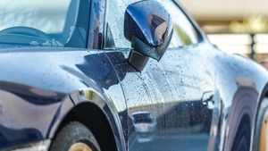 Refugiat ucrainean, obligat să returneze ajutorul de 72.000 de euro. A fost prins că are Porsche