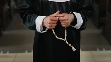 Povestea ireală a unei fetițe de doar 8 ani din India. Moștenitoarea unei averi de 61 de milioane de dolari va deveni călugăriță