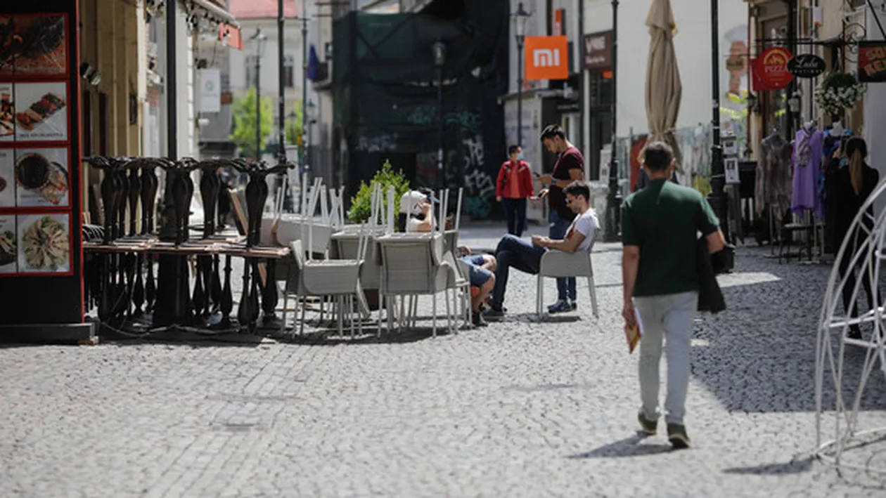 Românii care vor să meargă la terase trebuie să se supună triajului observațional! Ce presupune acest lucru și cu ce diferă de triajul epidemiologic