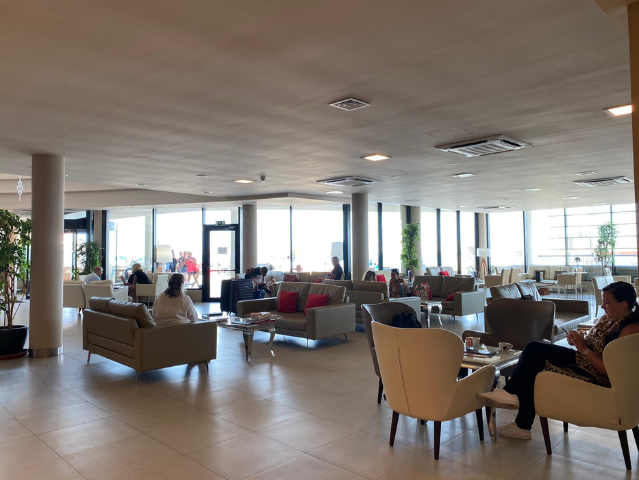 Așa arată un concediu de 8.200 lei în Malta! Ce au primit să mănânce doi turiști români în restaurantul unui hotel de 4 stele din Mellieha