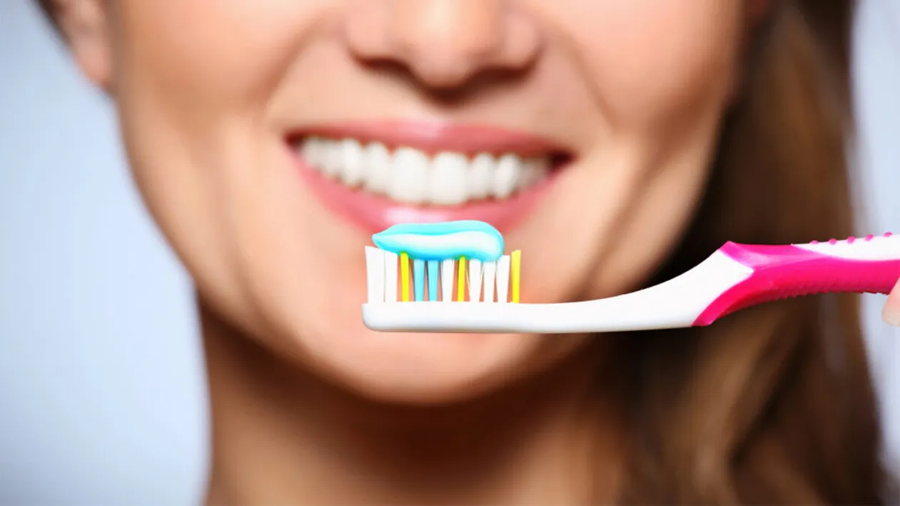 La câte săptămâni trebuie să-ți schimbi periuța de dinți, de fapt. Puțini români știu acest lucru
