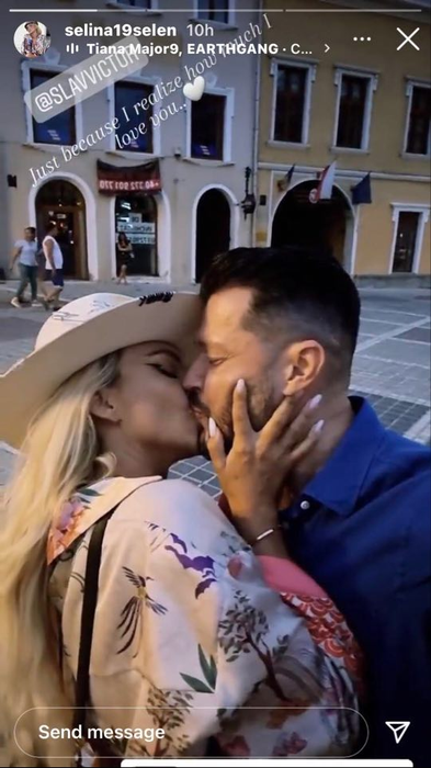 Victor Slav își sărută iubita în văzul tuturor! Este mai îndrăgostit ca niciodată și oriunde merge îi face declarații de amor!