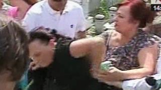 VIDEO Scandal la mormantul Madalinei Manole! Mama artistei s-a napustit asupra lui Petru Mircea, acuzandu-l ca-si plateste bodyguarzii din banii fiicei sale