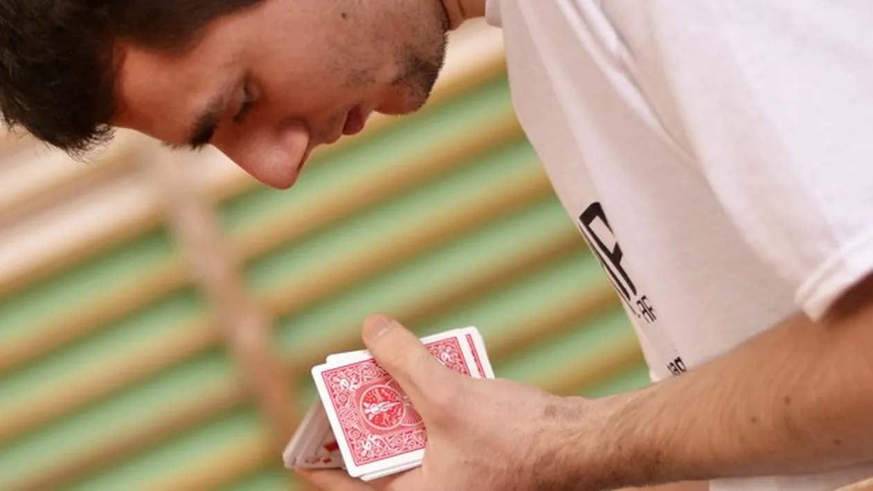 Ce e in stare sa faca pustiul asta din Oradea cu un pachet de carti e incredibil! Si oficialii Guiness Book au fost impresionati!