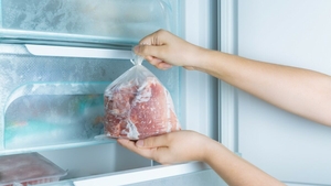 Poți congela sau nu carnea care stă să expire? Câte luni este bun alimentul înghețat