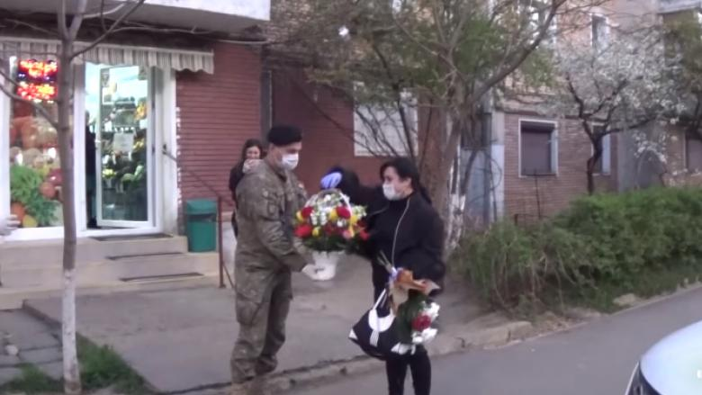 Gest emoționant! Cum au întâmpinat-o militarii din Galați pe asistenta hărțuită de vecini pentru că îngrijește bolnavii de COVID-19 VIDEO