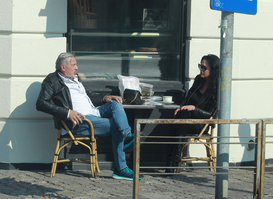 Ilie Năstase și partenera lui de viață se relaxează la o cafea pe Dorobanți
