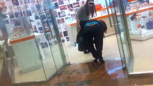 Shopping-ul dauneaza grav sanatatii! Uite ce capcane periculoase se ascund in mall-uri! O bucuresteanca a patit-o!