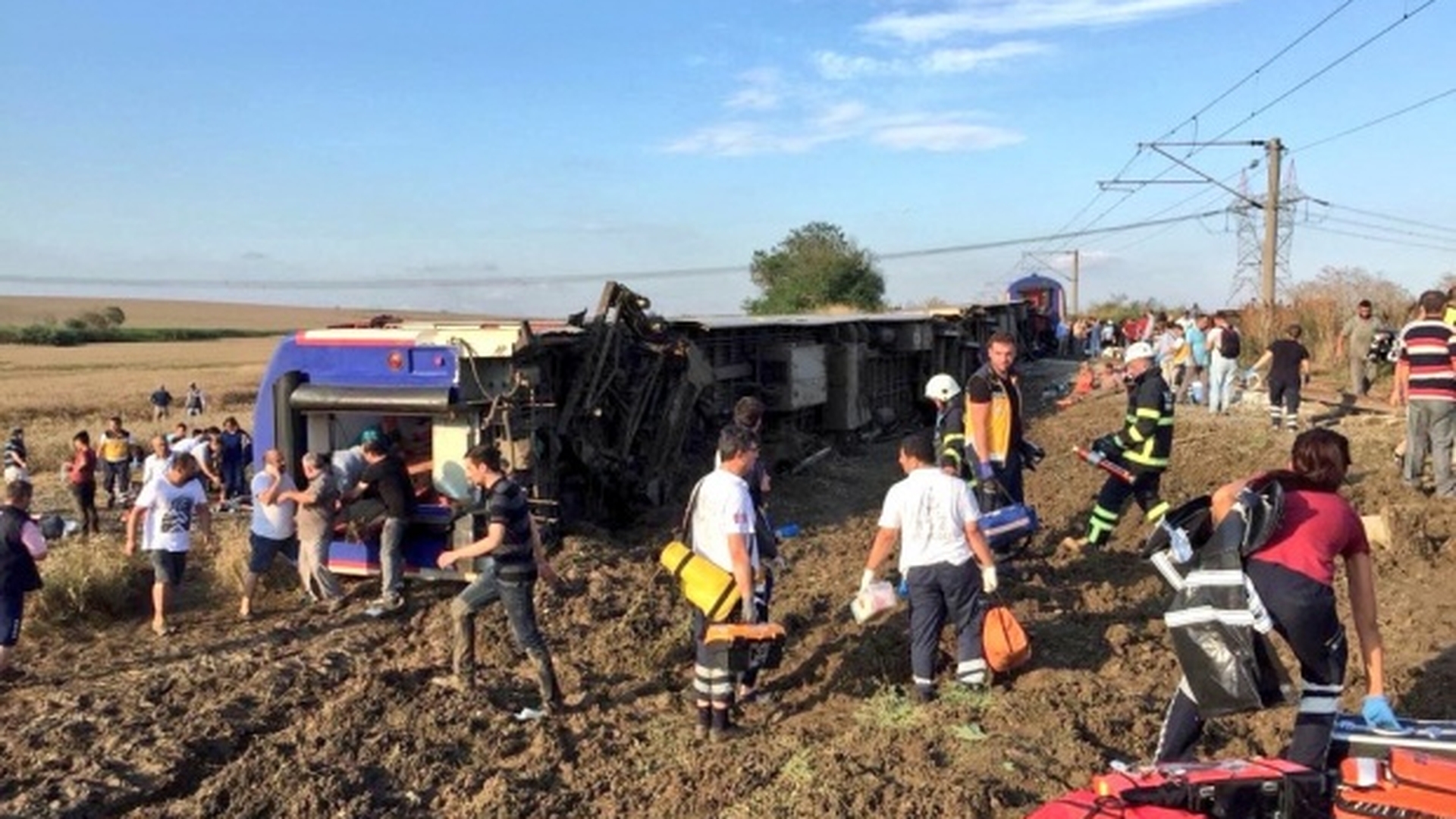 Tren deraiat în Turcia: Cel puțin 24 morți și 73 de răniți