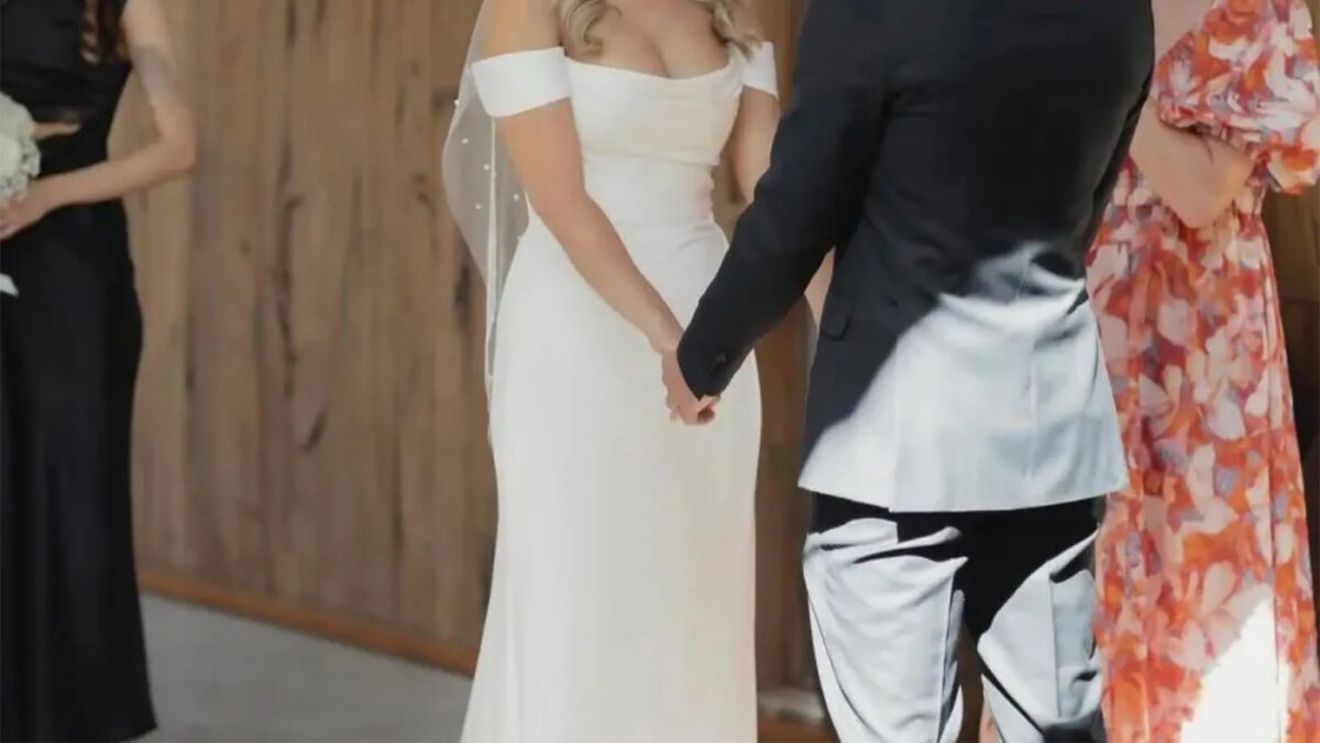 Detaliul bizar din această fotografie de nuntă. Ce a făcut mirele, de fapt