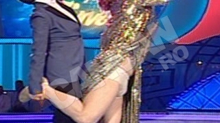 VIDEO Actorii au talent! Uite-i pe Carmen Tanase si Pavel Bartos imbracati in travestiti!