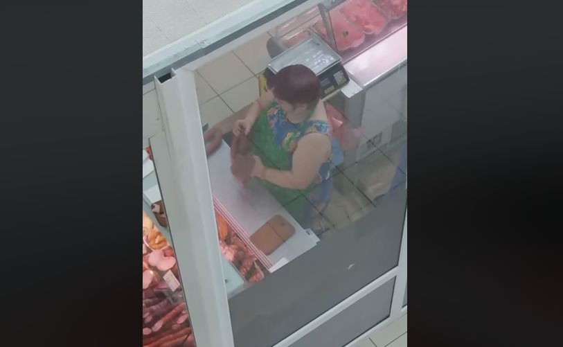 O angajată a unui supermarket din Cernăuți, filmată în timp ce ștergea mezelurile cu cârpa!