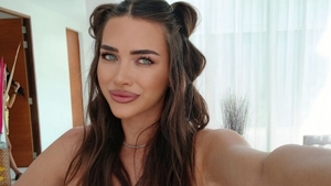 Iustina Loghin, blondă și foarte slabă! Concurenta de la Insula iubirii, schimbată total înainte de „Corneleee”