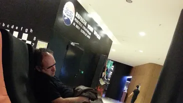 A adormit pe fotoliul din hol inainte sa intre la film. Cativa tineri au facut misto de el dar nu i-au intrerupt visele!