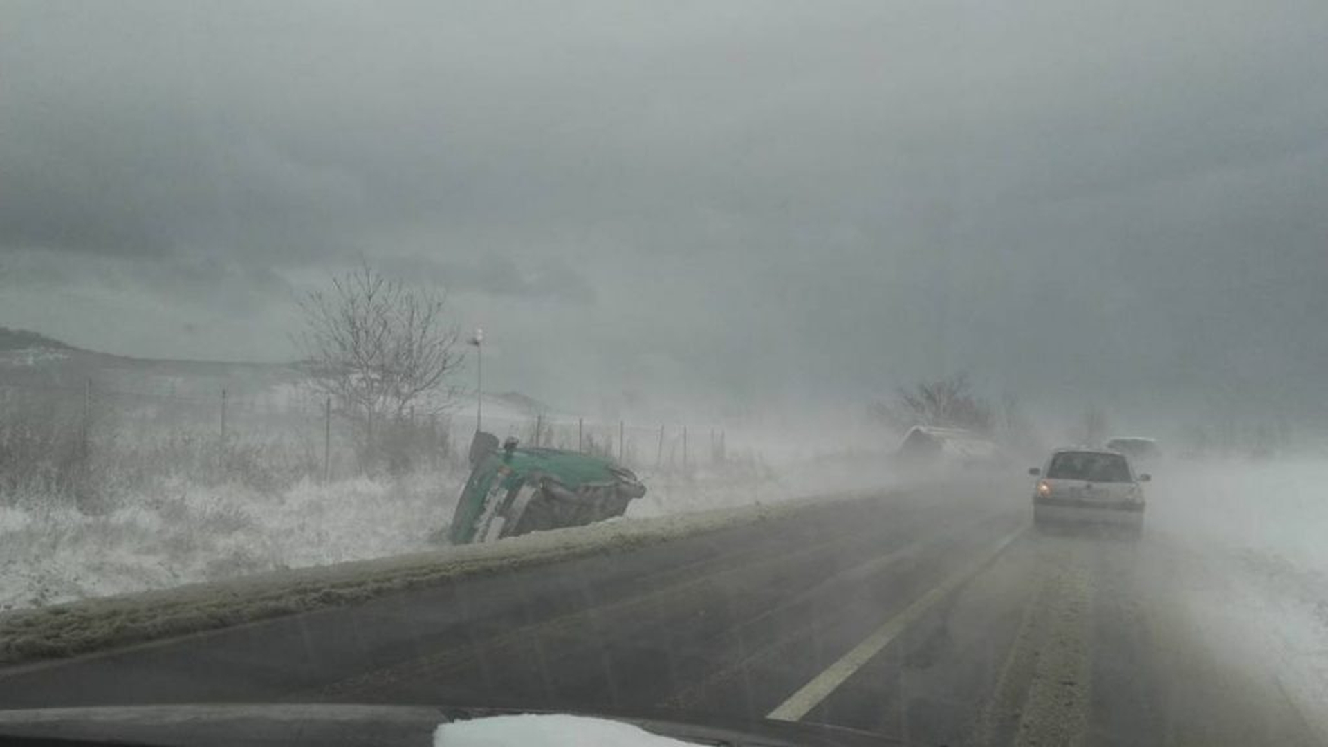 Ultima oră! Accident între două mașini și două microbuze pe DN 1, în Sibiu. 16 persoane implicate