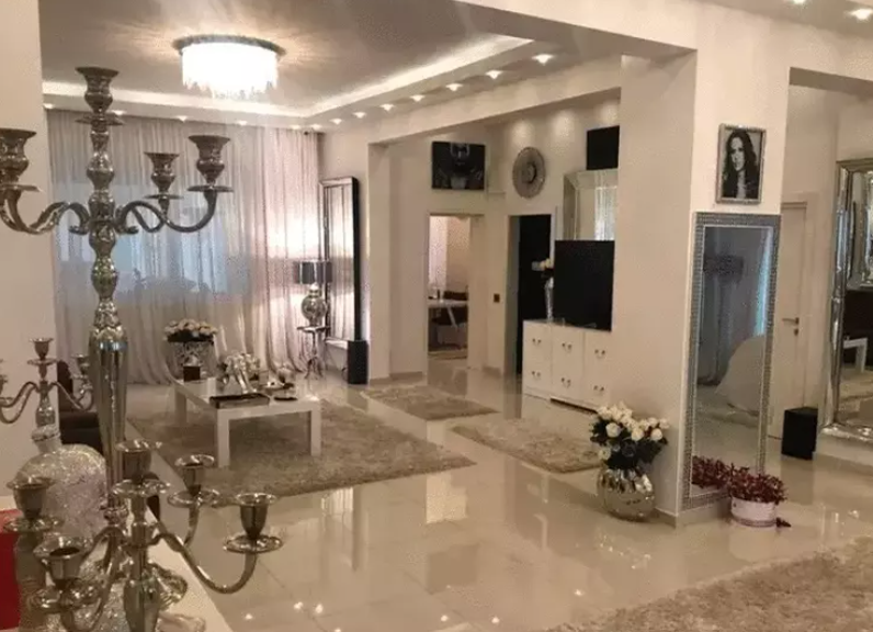 Cum arată vila Oanei Zăvoranu. Vedeta are casa plină de oglinzi și elemente de lux