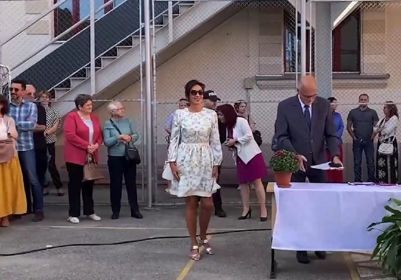 Carmen Iohannis a atras toate privirile în prima zi de școală/ sursă foto: captură video Mesageruldesibiu