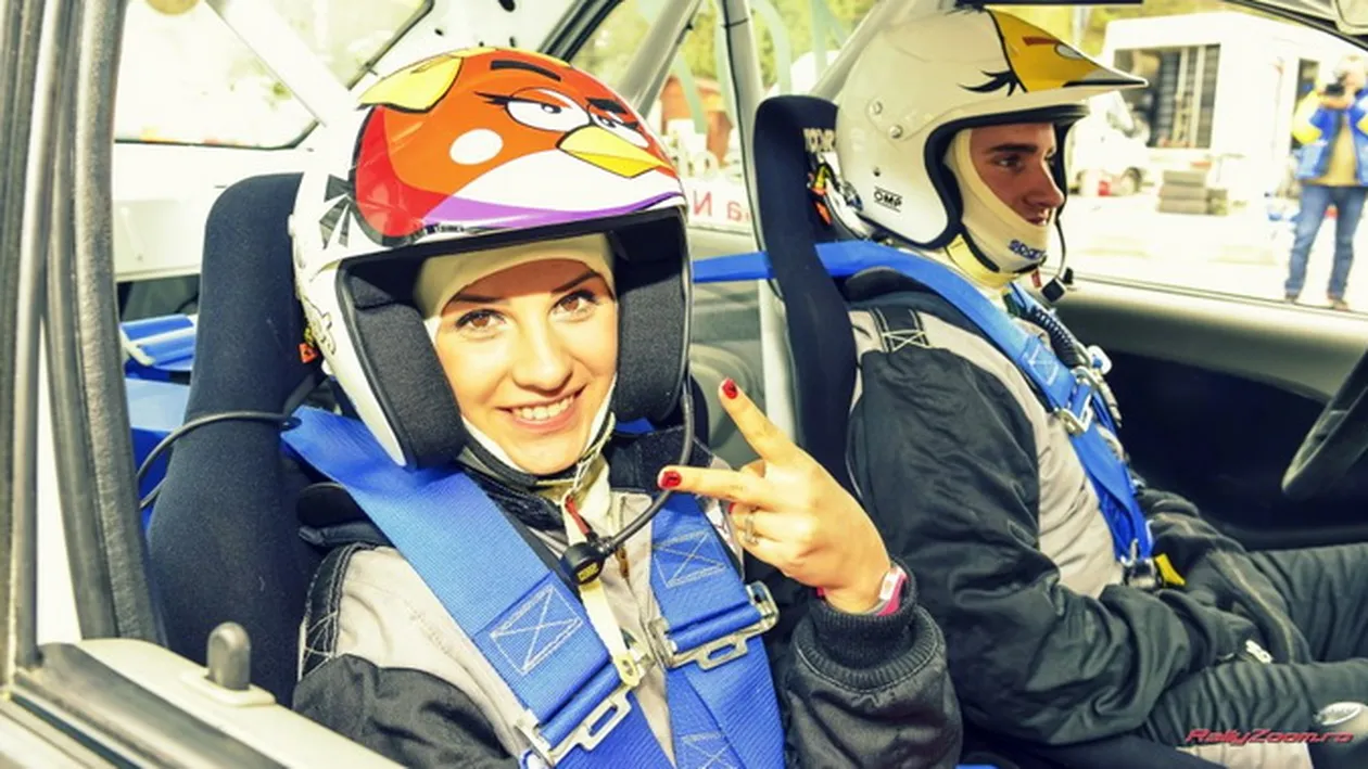 Imaginile care ii vor baga in boala pe toti soferii! Cum a ajuns sexy-Denisa copilot de raliu?