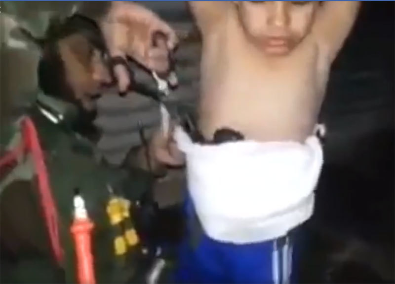 Video incredibil. Un copil de 7 ani purta asupra lui o bombă, iar un soldat din Irak a…