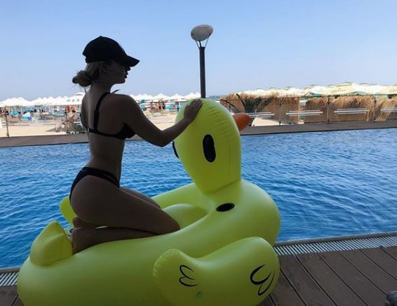 Ce bine arată fiica Anamariei Prodan! Sarah Dumitrescu s-a pozat la piscină
