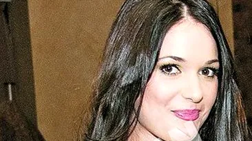 Deea Maxer si-a marit bustul dintr-un motiv incredibil. Si-a pus silicoane obligata de mama ei si de soacra