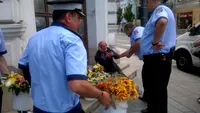 Imaginea care i-a revoltat pe internauţi! O bătrână care vindea flori, ridicată de poliţişti de pe o stradă din Cluj-Napoca