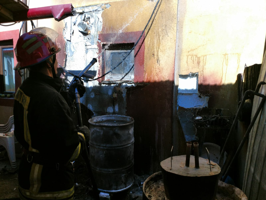 Casa a luat foc de la cazanul de țuică nesupravegheat