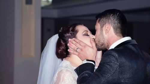 OANA ROMAN a îmbrăcat o rochie albă ca de mireasă când a sărbătorit trei ani de la nunta cu MARIUS ELISEI