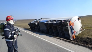 O cisternă încărcată cu 35.000 de litri de GPL s-a răsturnat în Prahova