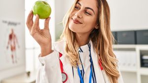 Un medic a mâncat mere timp de 7 zile! Ce s-a întâmplat imediat după experiment