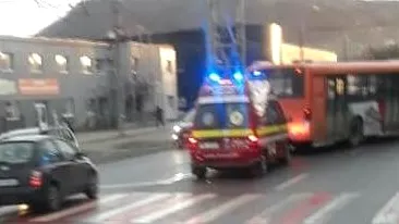 O femeie din Baia Mare a fost acroșată de un autobuz, chiar pe trecerea de pietoni