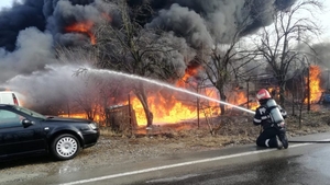 Incendiu devastator la o vulcanizare din Manasia, Ialomița. Au explodat mai multe butoaie cu motorină. Pagubele sunt uriașe