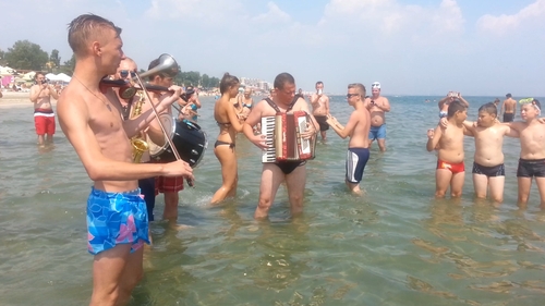 Popularosii astia vor sa intre in Cartea Recordurilor? Cea mai tare hora pe care ati vazut-o!