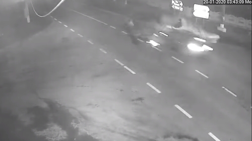Imagini terifiante! Căruță spulberată de un autoturism! Miraculos cum au scăpat căruțașul și calul, deși au fost loviți în plin VIDEOruta spulberata