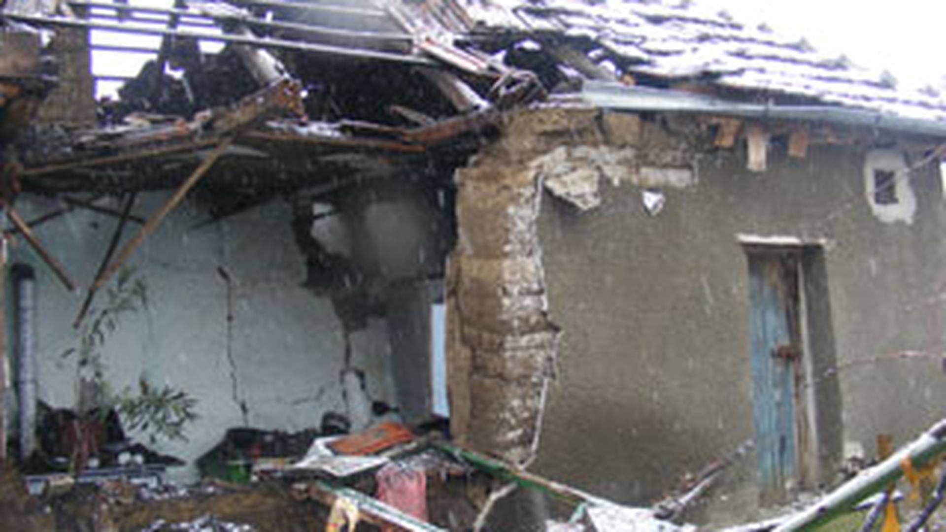 Casa distrusa de explozia unei butelii