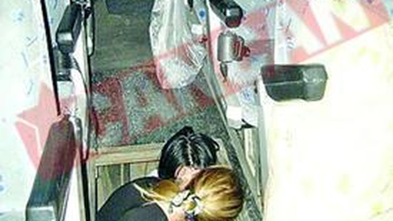 S-au ascuns in podeaua autocarului