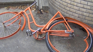 Trei copii au fost loviti de o masina in timp ce se plimbau cu bicicletele