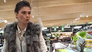 A încărcat coşul pentru masa de Paşte! Am "însoţit-o" la cumpărături pe vedeta Antenei!
