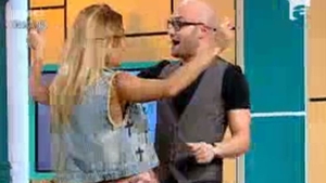 Mihai Bendeac, SARUT INCENDIAR cu asistenta de la Neatza! : "Sa repetam scena"