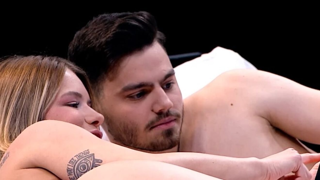 Fără perdea! Primul episod din „Undressed România” șochează: ea vine cu un PowerPoint despre discuții interzise, el, student la Teologie, rămâne mască!